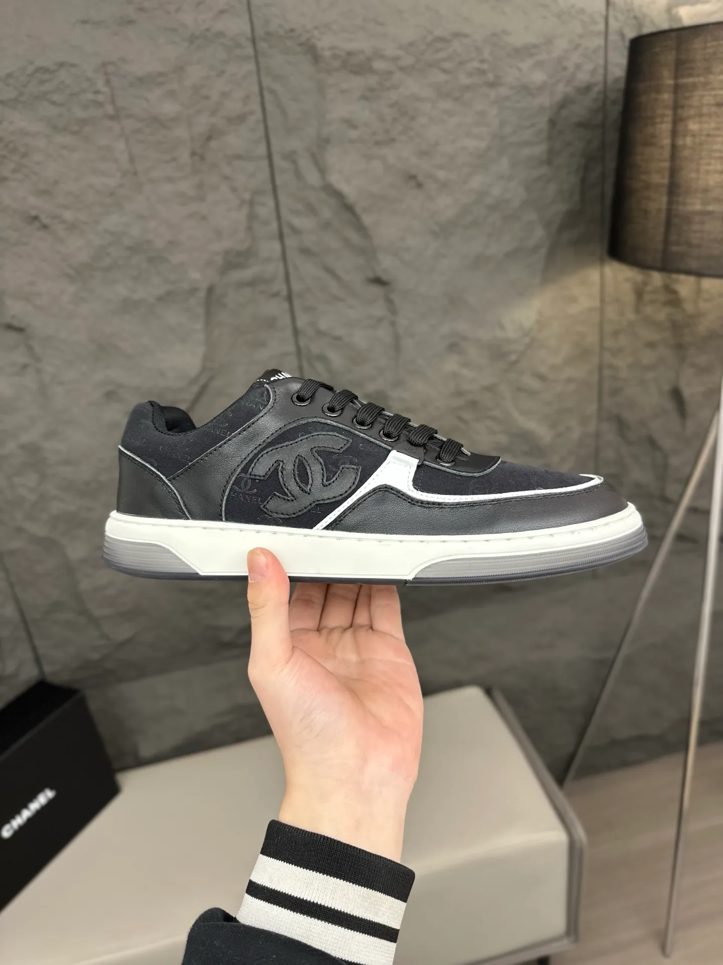 💰740 Chanel, 2024 spring new style / ♞size; 38~45 (38 45 customized) Men's Chanel sneakers, January's style premium is super serious, basically you can't buy it. The counter sister received this color and it happened to be in my men's size. I really didn't like it at first, but after I put it on, I found it to be very versatile. The same design of the diamond surface of the classic CF flap bag is very recognizable, and the double C The logo is not too high-profile. I love it. I recommend this one and you must try it on. You can’t tell how handsome it is by looking at the pictures.